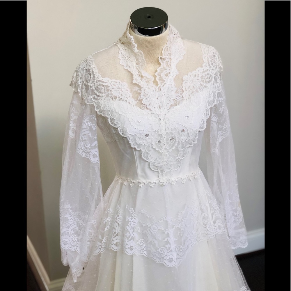 White Lace Vintage Wedding Dress